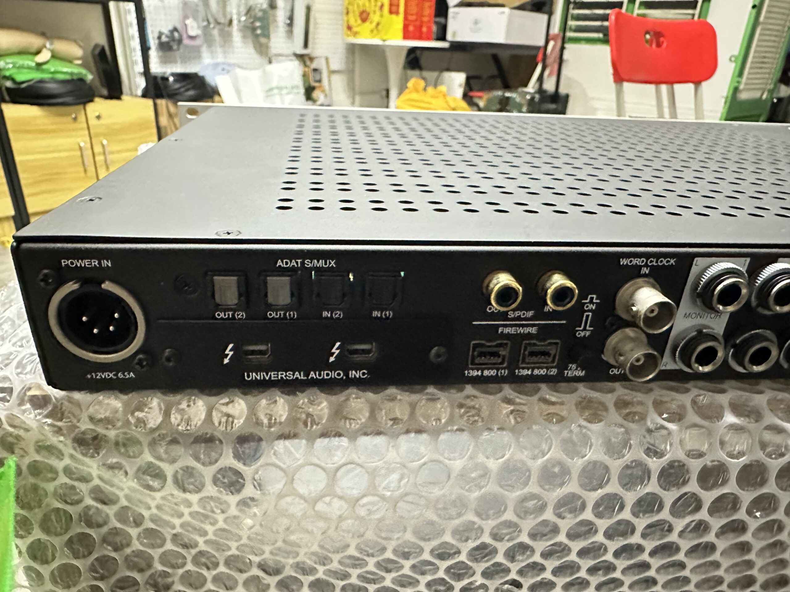 Universal Audio Apollo Quad Silver UAD 2 Thunderbolt 8 IMG 7062 scaled