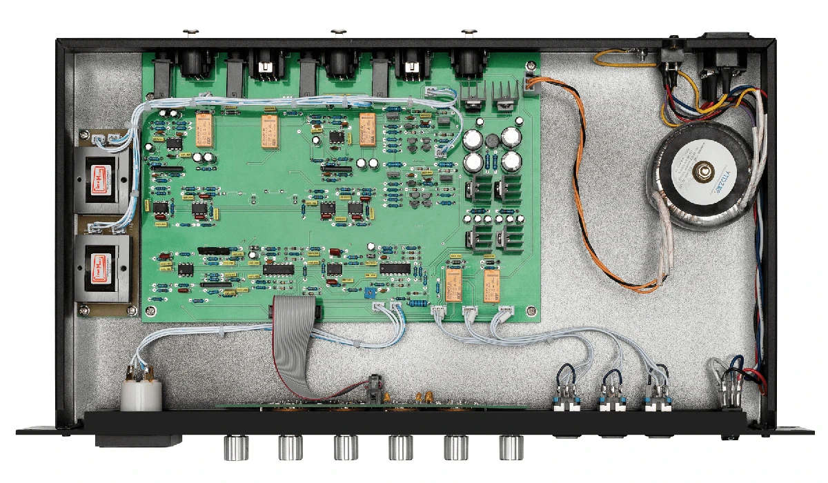 Warm Audio BUS-COMP Stereo VCA Bus Compressor 1 Warm Audio BUS COMP Stereo VCA Bus Compressor ben trong