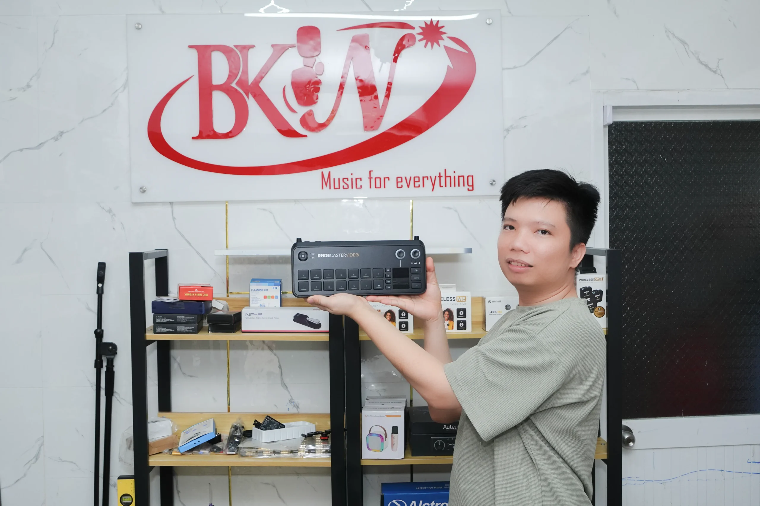 Rode Rodecaster Video Bàn Trộn Hình ảnh 1 ban tron hinh anh roe caster video scaled