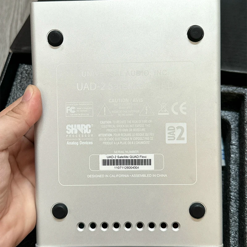 Mặt sau UAD-2 Satellite Quad Firewire với cổng kết nối 1394b