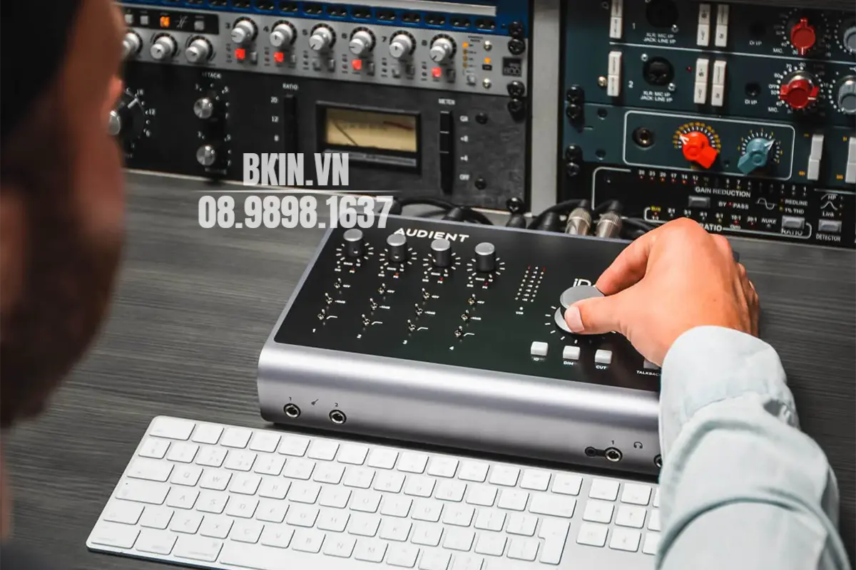 Sound Card Audient iD44 Mk2 1 sound card iD44 Mk2 moi