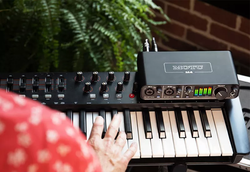 sound card motu m4 ket noi dan